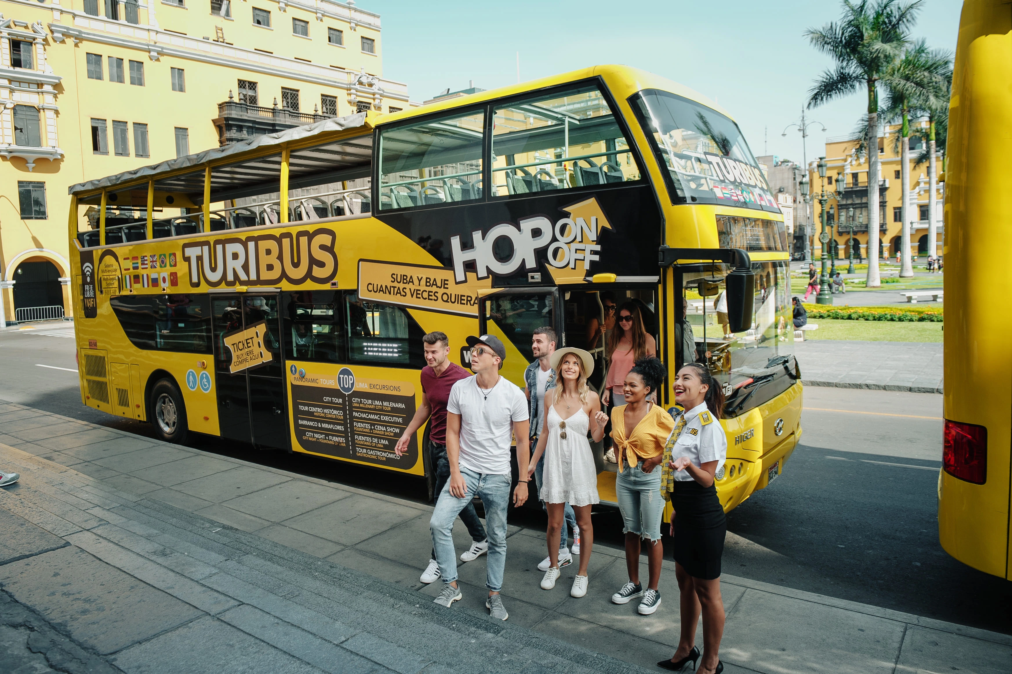 Turistas en el bus Hop On Hop Off Turibus en Lima