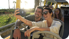 Turista mostrando su ticket con QR para subir al bus panorámico Hop On Hop Off
