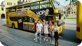 Turista mostrando su ticket con QR para subir al bus panorámico Hop On Hop Off